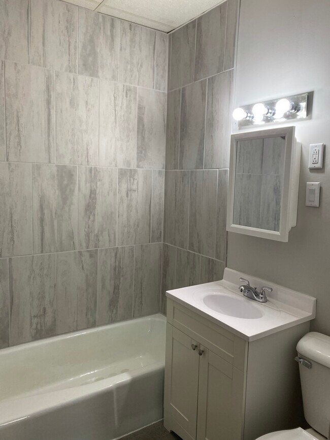 Building Photo - 809 W 8th St