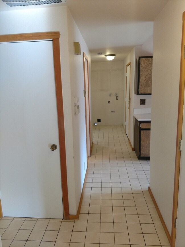 Building Photo - 2 bed 1.5 bath Downtown Bend - Large Master - Fenced Yard