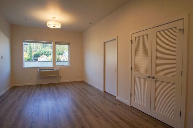 Building Photo - Top Floor John's Landing-Modern, Spacious ...
