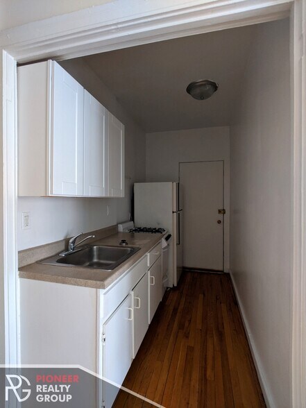 Building Photo - 953 W Cornelia Ave