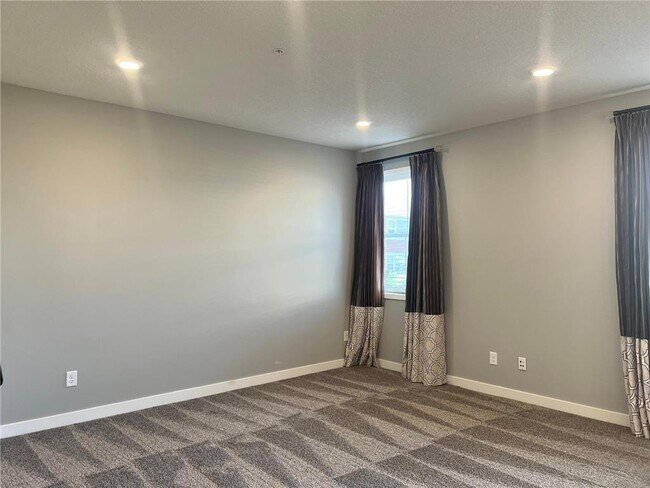Building Photo - 7262 Alvarado Ln N