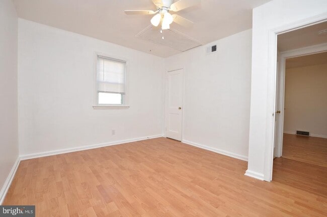 Building Photo - 432 N Coles Ave