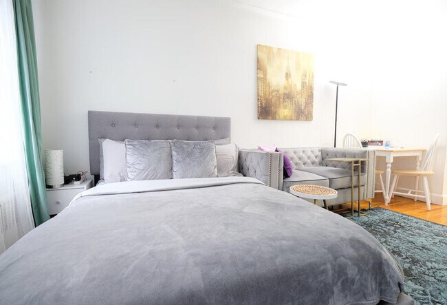 Building Photo - 328 E 74th St