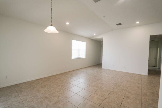 Building Photo - Stunning 3-Bedroom Retreat with 2 Full Bat...