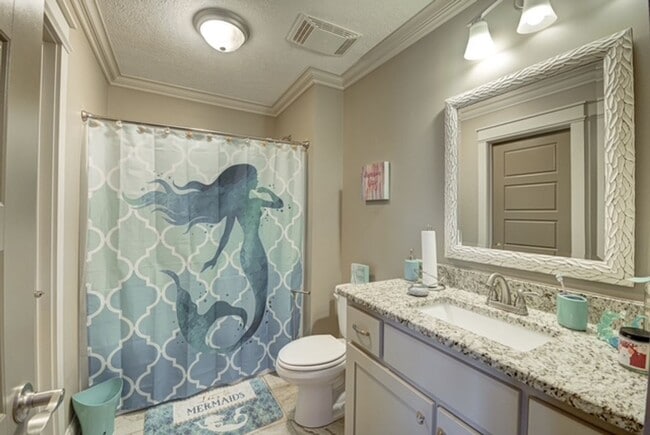 Building Photo - Winslow Cove Furnished Executive Estate with Pool