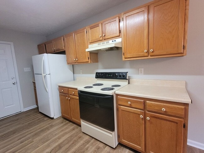 Building Photo - LVP floors, Large Yard!  3 BRM, 2 BHs, Double Garage!