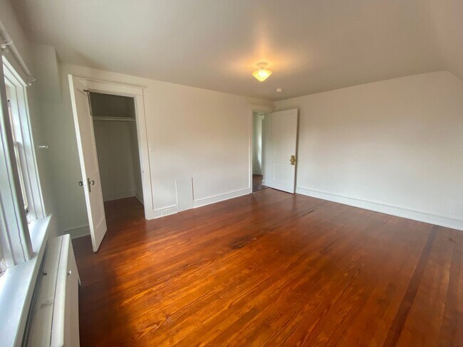 Building Photo - Amazing Cape Cod with 2 BR/ 1.5 BA and Bon...