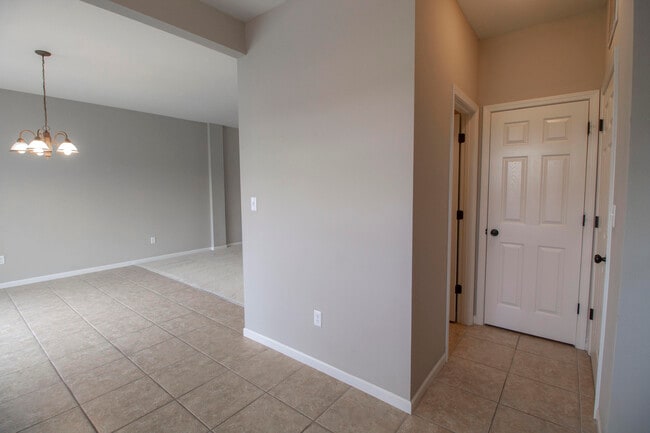 Building Photo - 5000 Derby Ridge Dr