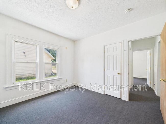 Building Photo - 533 Gage St