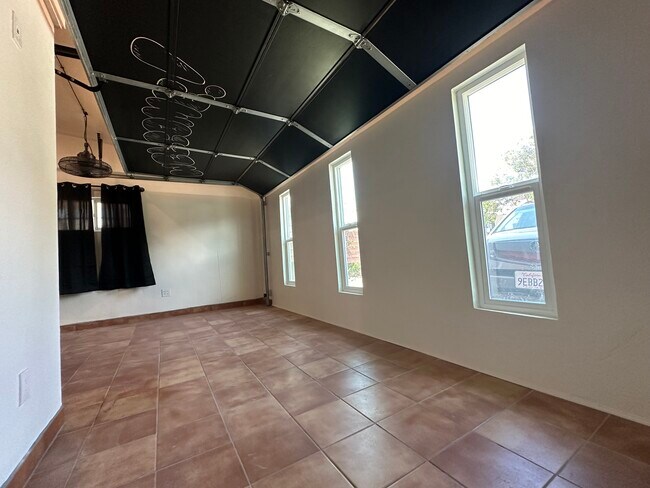 Building Photo - 3822 Polaris Dr