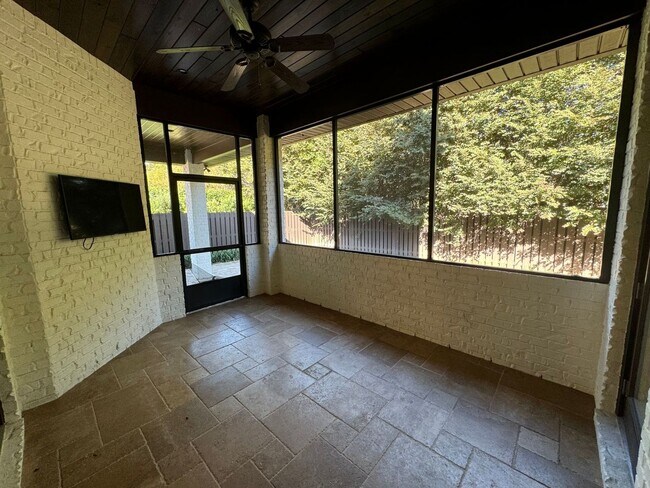 Building Photo - Grand Point East - 4 Bedroom, 3 Bathroom w...
