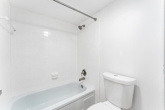 Building Photo - 1700 Embassy Dr