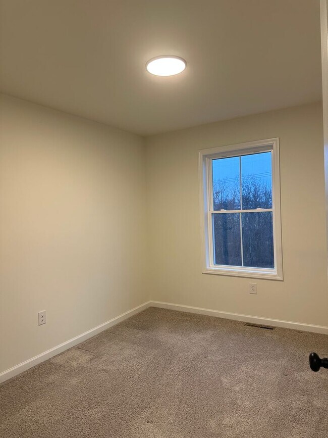 Building Photo - Beautiful Townhouse Available in York