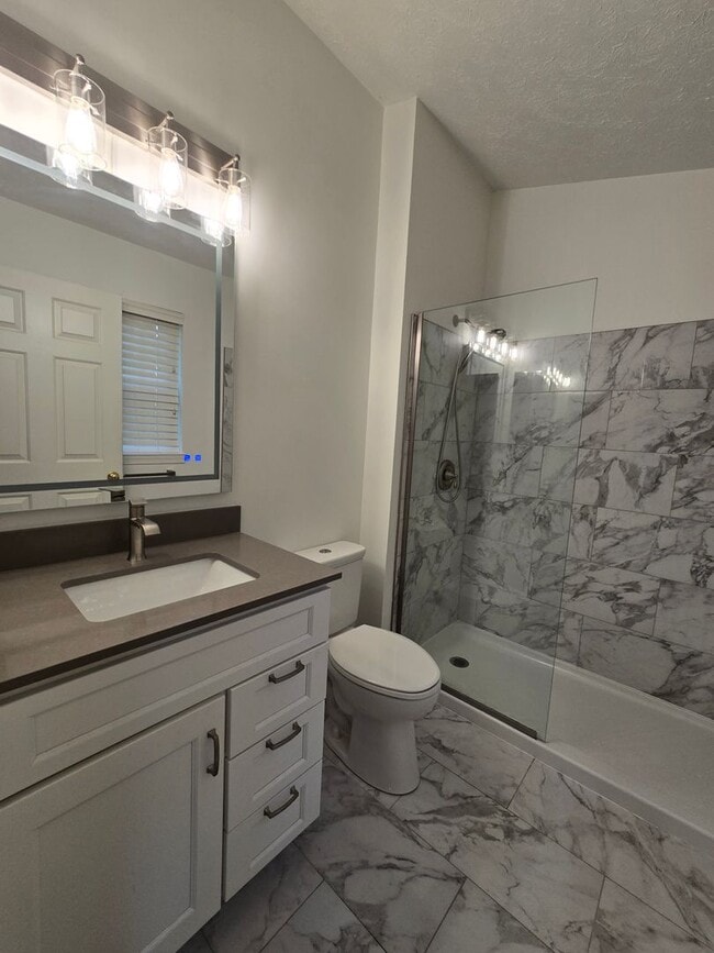 Building Photo - Beautiful End Unit Townhouse - Convenientl...