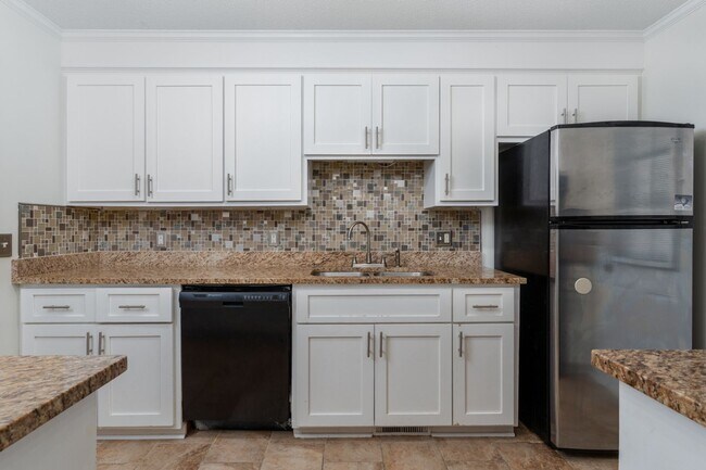 Building Photo - Charming 4-Bedroom Home in Prime Columbia ...