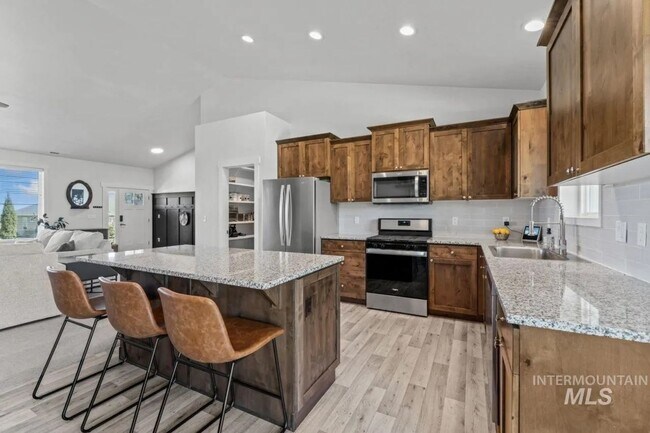 Building Photo - Beautiful 4/3 on TimberStone Golf Course