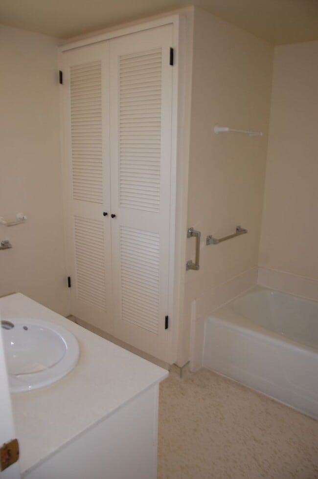 Building Photo - Encina Royale 3 Bedroom
