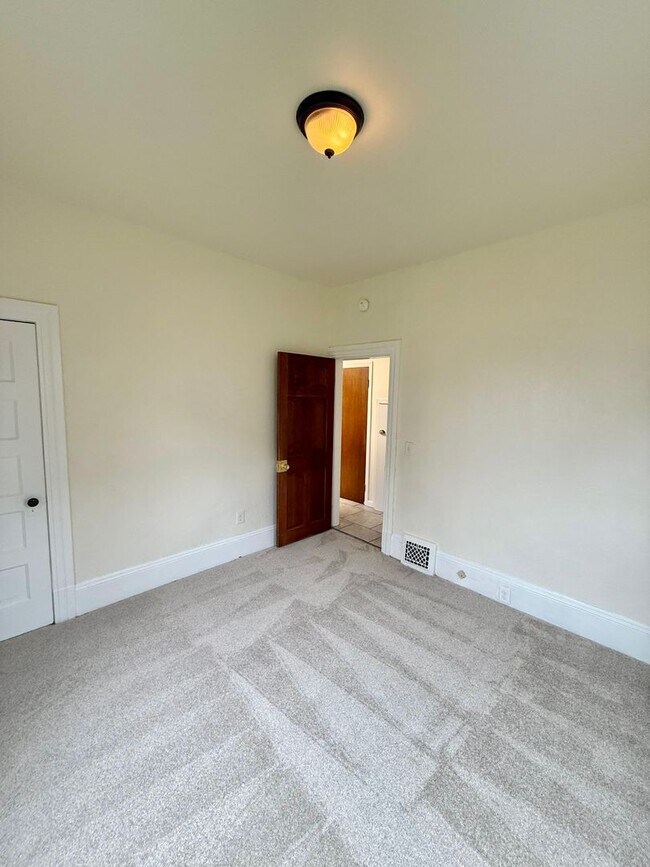 Building Photo - Charming 5-Bedroom Central District Home