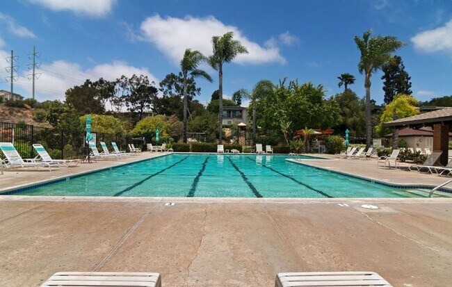 Building Photo - 3 bd/2 ba Townhouse close to USD.