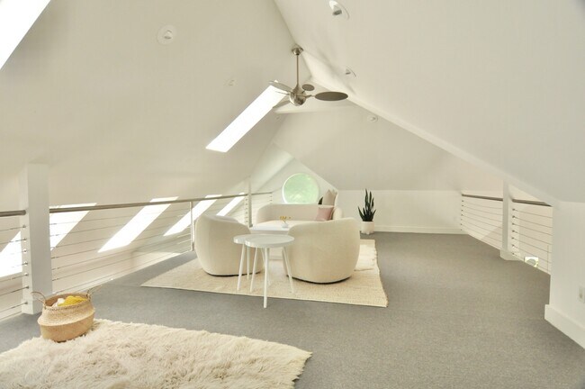 Building Photo - Seasonal Rental : EH Contemporary with Pool & Private Tennis