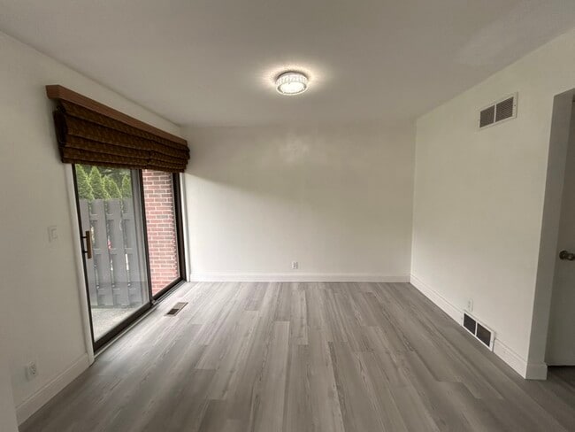 Building Photo - 3069 Lindenwood Dr
