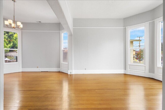 Building Photo - 1615 Grand St