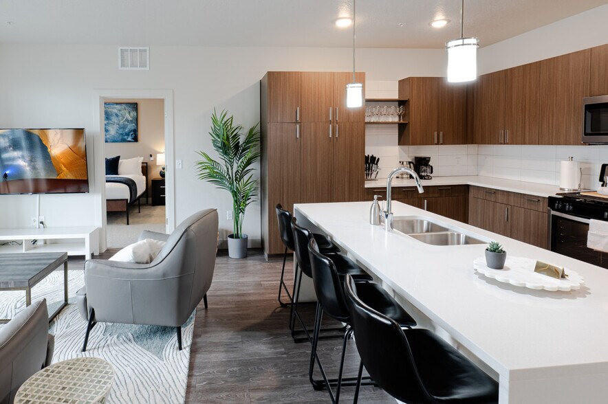 Building Photo - 241 W 200 S