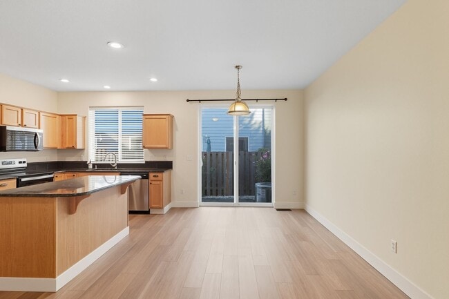 Building Photo - Freshly Updated- 3 Bedroom, 2.5 Bath Townh...