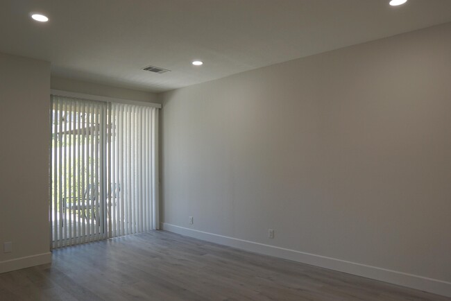 Building Photo - 204 N Hermosa Dr