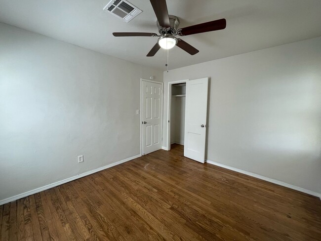 Building Photo - Del City Three Bedroom - Complete Remodel!