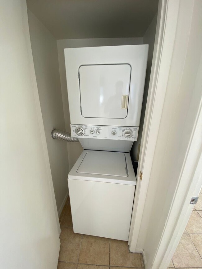 Building Photo - Mandalay Springs