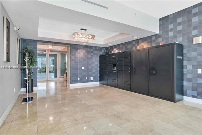 Building Photo - 15051 Royal Oaks Ln