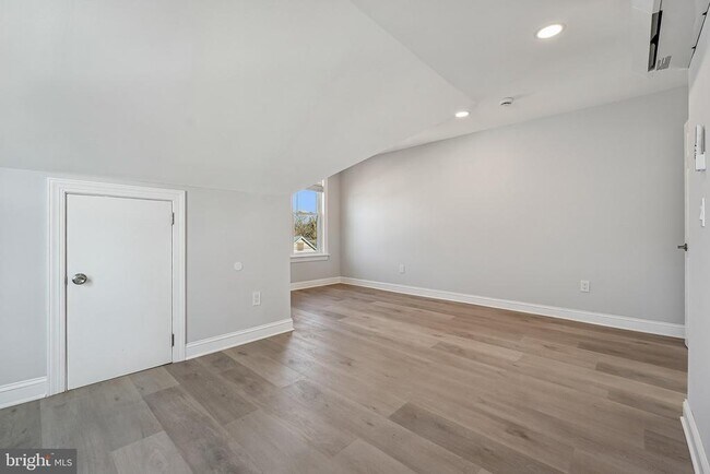 Building Photo - 92 Leigh Ave