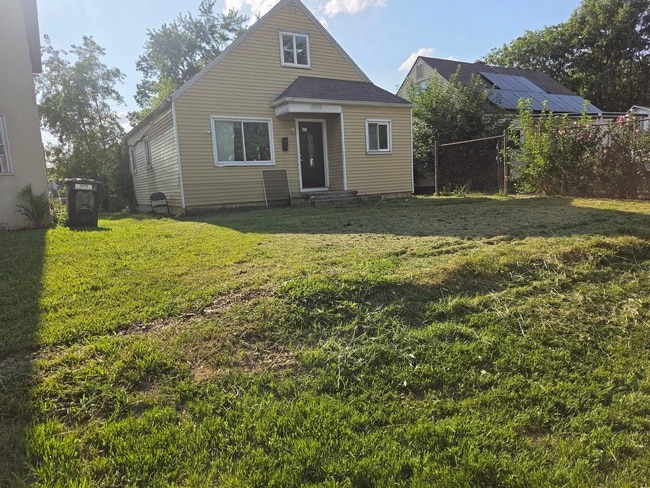 Building Photo - 2283 Hiawatha Park Dr