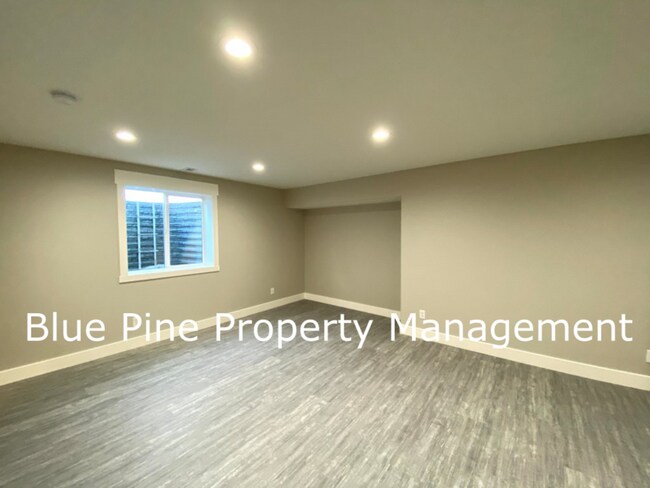 Building Photo - 1000 Sloane Way