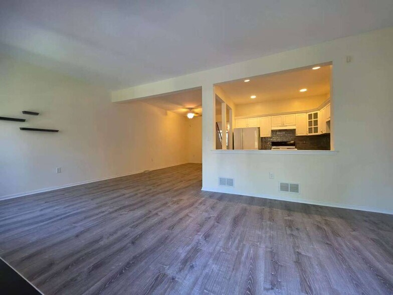 Building Photo - 17 Springhill Dr