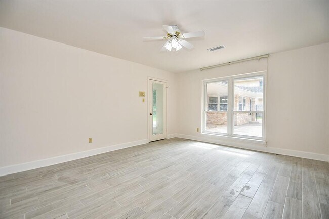 Building Photo - 3007 Broadmoor Dr
