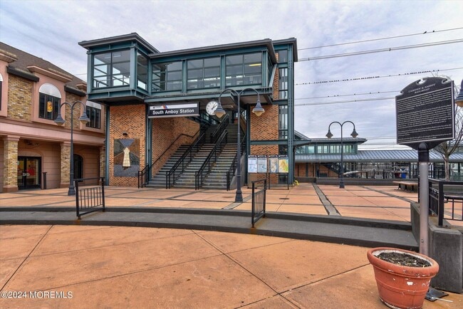 Building Photo - 5 Hilltop Ave