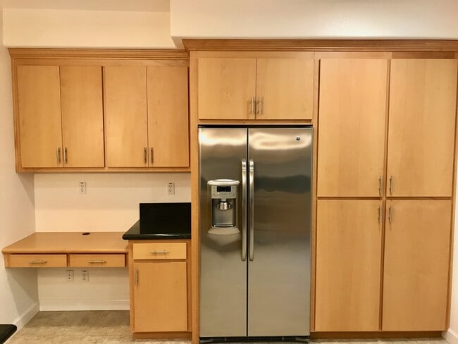 Building Photo - Meticulously Maintained 3 Bed 3 Bath Townh...