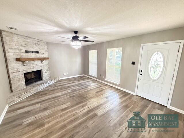 Building Photo - Granite counter tops, stainless steel appliances, luxury primary suite, and a large, fenced yard....