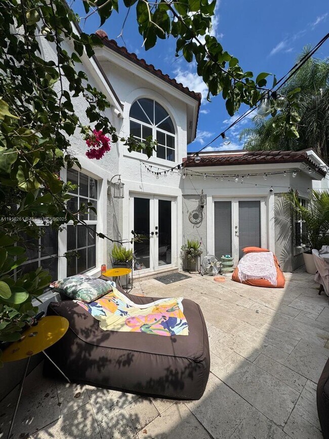 Building Photo - 3070 Allamanda St