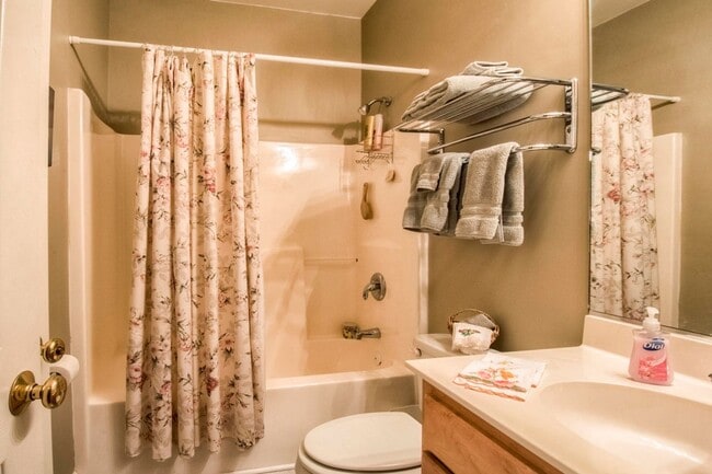 Building Photo - Stunning 3 - Bedroom 2.5 - Bath Townhome -...