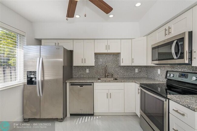 Building Photo - 430 SW 9th Ave