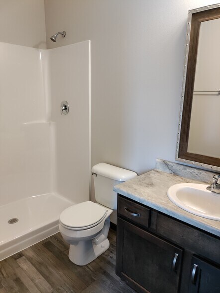 En suite bath - 9402 W Dolores Dr
