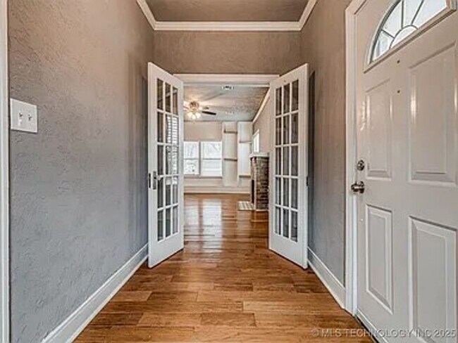 Building Photo - Updated Midtown Bungalow Near Mother Road Market