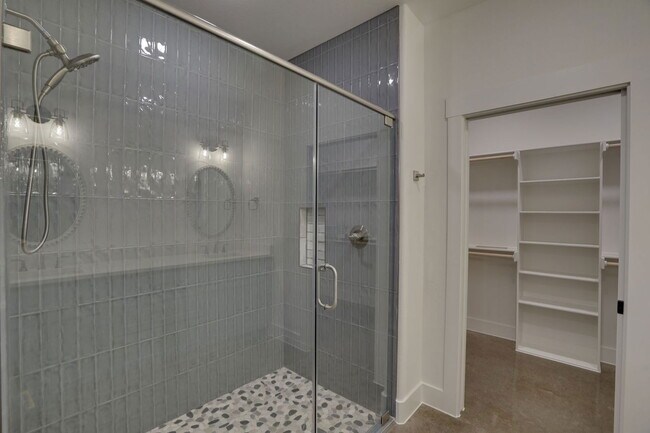 Building Photo - 300 Red Bird Dr