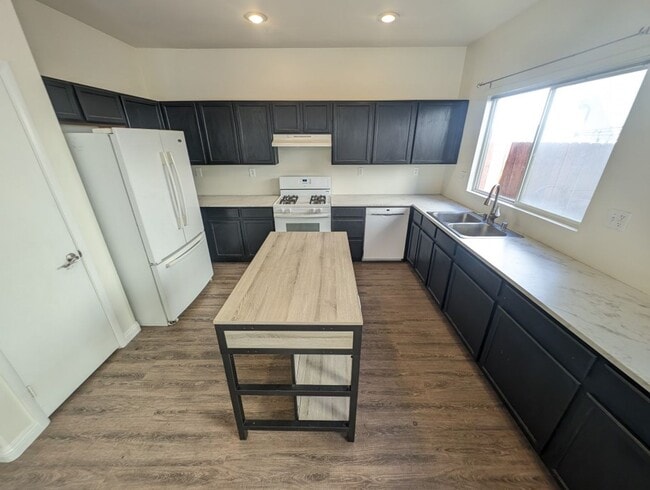 Building Photo - 4622 English Lavender Ave