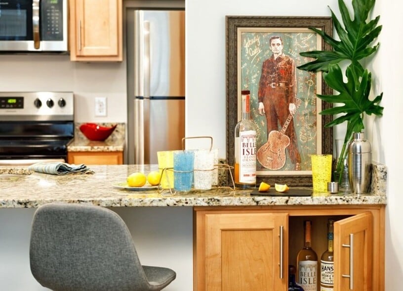 Interior Photo - Artisan Hill