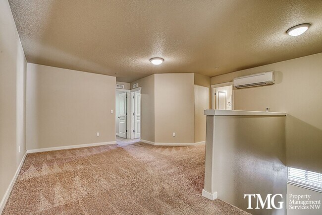 Building Photo - Contemporary 3 Bed 2.5 Bath Style Home in ...