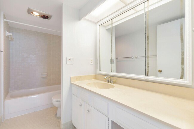 Building Photo - 5200 N Flagler Dr